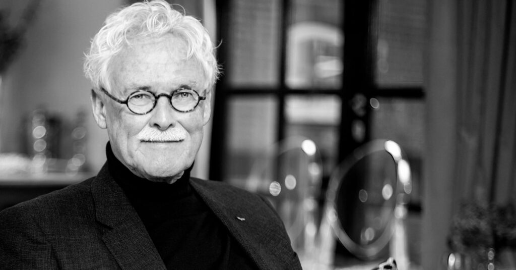 In de vierde aflevering spreekt Pieter-Matthijs Gijsbers, directeur van Comenius, met Henk Schildkamp, voormalig tropenarts, bestuurder bij Menzis.