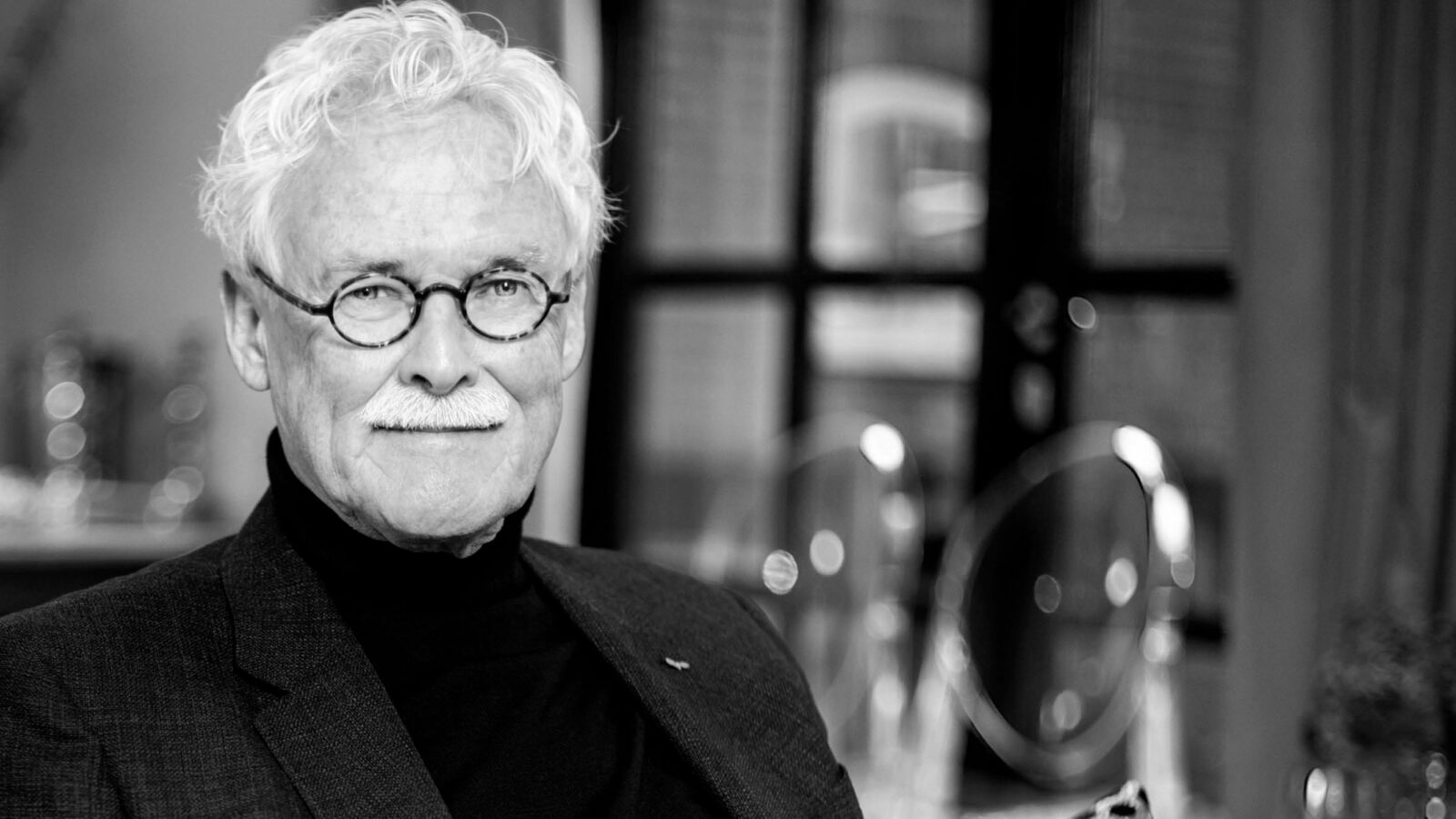 In de vierde aflevering spreekt Pieter-Matthijs Gijsbers, directeur van Comenius, met Henk Schildkamp, voormalig tropenarts, bestuurder bij Menzis.