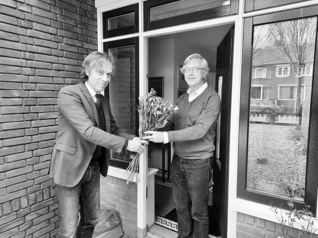 Professor dr. Paul van Tongeren ontvangt bloemen van Comenius bij zijn aanstelling tot Denker des Vaderlands.