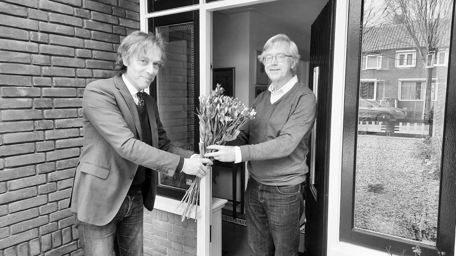 Professor dr. Paul van Tongeren ontvangt bloemen van Comenius bij zijn aanstelling tot Denker des Vaderlands.
