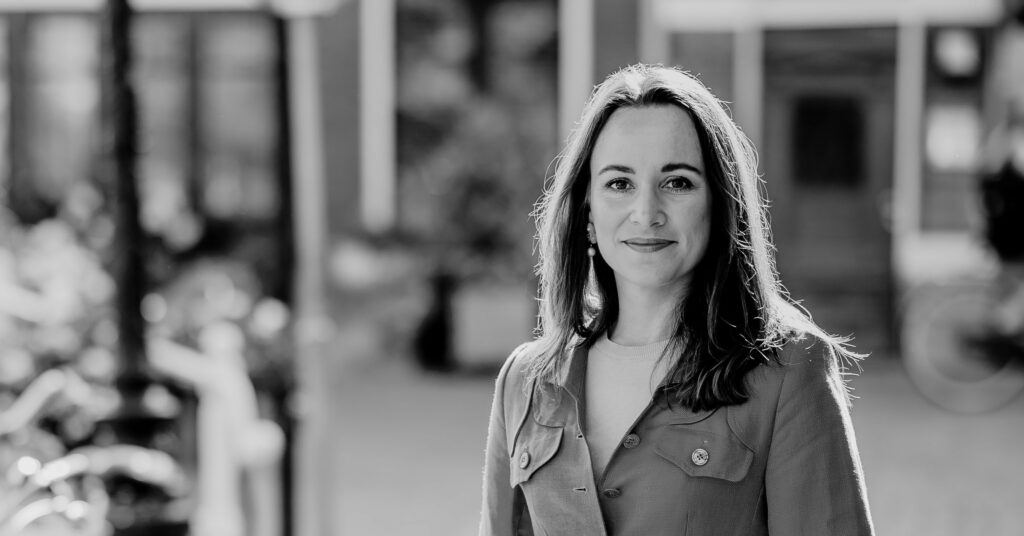 Edsart Krijger sprak met Comenius-alumna Carrie over haar leiderschap in de complexiteit van een NGO en over haar leven tot nu toe.
