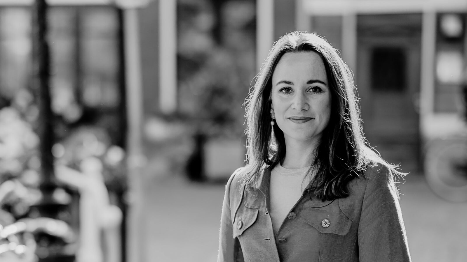 Edsart Krijger sprak met Comenius-alumna Carrie over haar leiderschap in de complexiteit van een NGO en over haar leven tot nu toe.