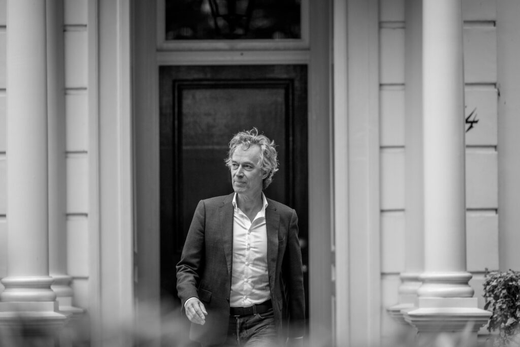 Pieter-Matthijs Gijsbers voor een pand